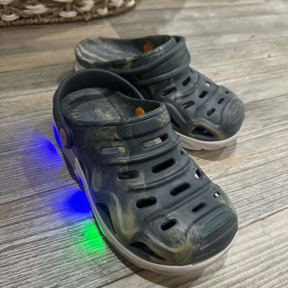 Skechers Kids Green Camo Light-Up Clogs